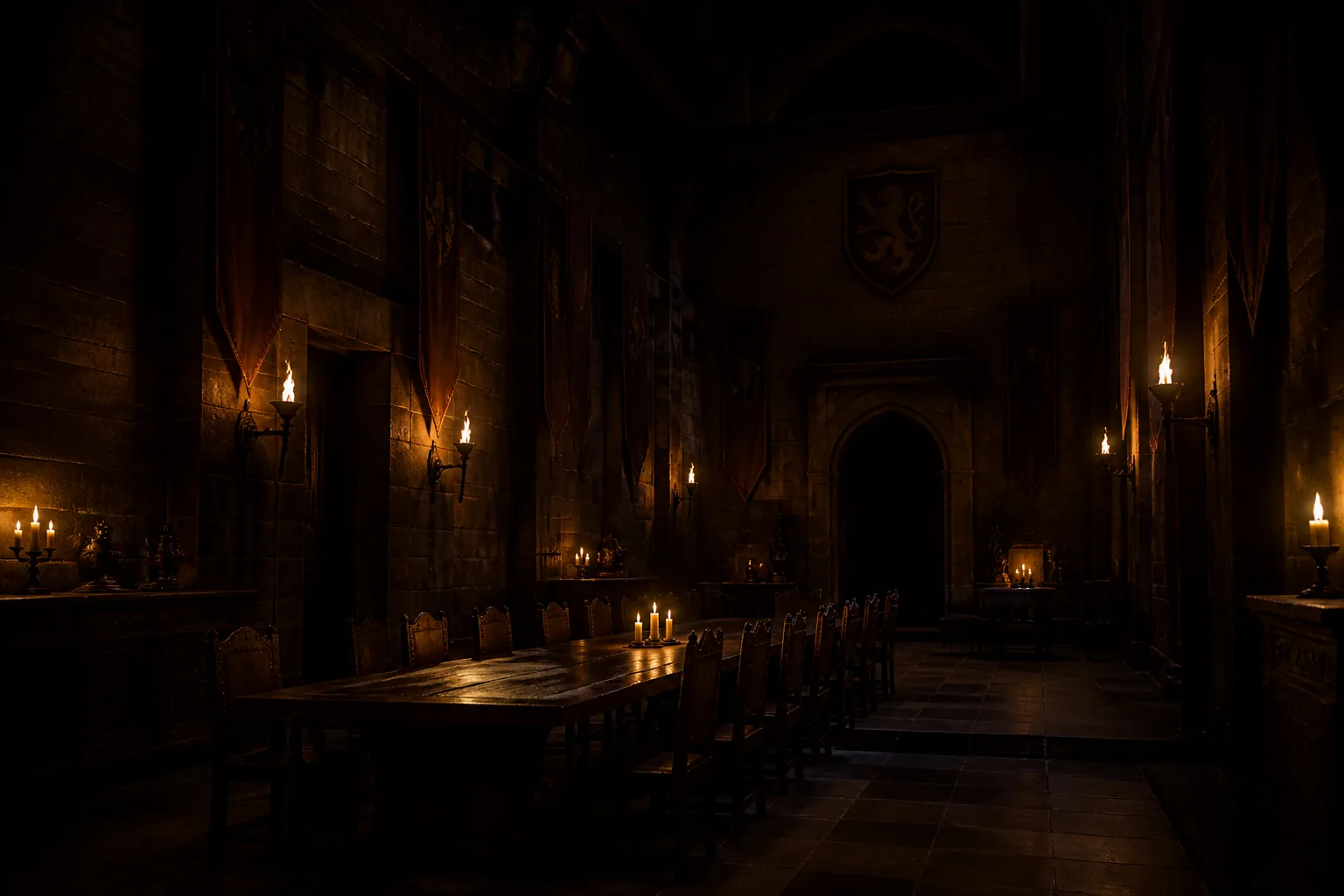 Salón de gremio medieval en penumbra con estandartes colgados y una larga mesa iluminada por antorchas